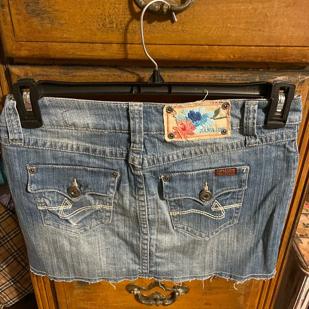 Zana Di Floral Embroidered Distressed Denim Skirt Size 5